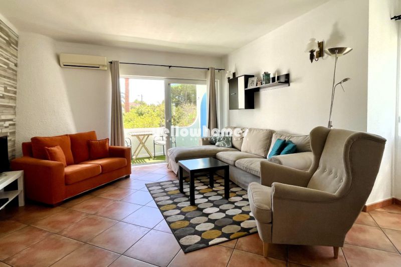 Encantador T2 no primeiro andar com piscina e jardim em Quarteira